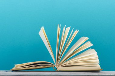 Açık kitap, ahşap masadaki ciltli kitaplar. Okula dönelim. Boşluğu kopyala