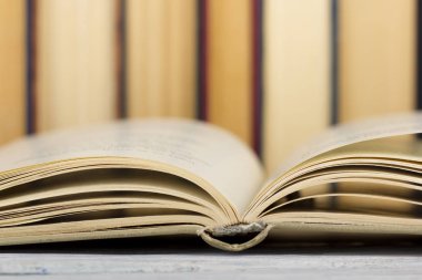 Açık kitap, ahşap masadaki ciltli kitaplar. Okula dönelim. Boşluğu kopyala