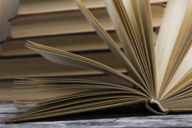 Açık kitap, ahşap masadaki ciltli kitaplar. Okula dönelim. Boşluğu kopyala