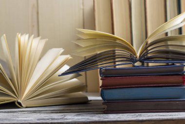 Açık kitap, ahşap masadaki ciltli kitaplar. Okula dönelim. Boşluğu kopyala