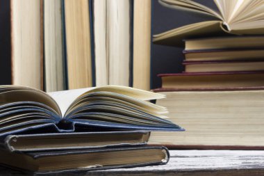 Açık kitap, ahşap masadaki ciltli kitaplar. Okula dönelim. Boşluğu kopyala