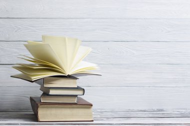 Açık kitap, ahşap masadaki ciltli kitaplar. Okula dönelim. Boşluğu kopyala
