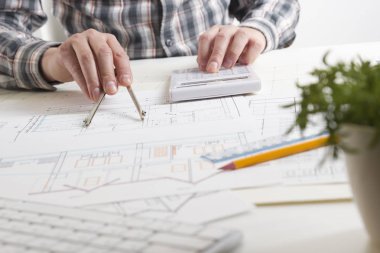 Mimarlar plan, gayrimenkul projesi üzerinde çalışıyor. Mimar işyeri. İnşaat konsepti. Mühendislik araçları.