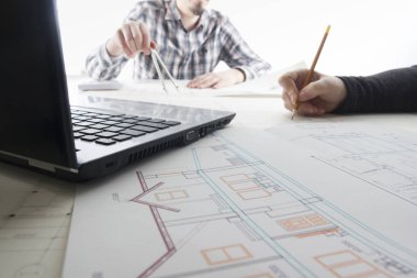 Mimarlar plan, gayrimenkul projesi üzerinde çalışıyor. Mimar işyeri. İnşaat konsepti. Mühendislik araçları.