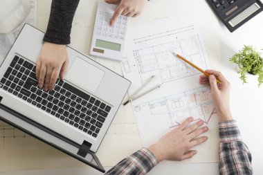 Mimarlar plan, gayrimenkul projesi üzerinde çalışıyor. Mimar işyeri. İnşaat konsepti. Mühendislik araçları.