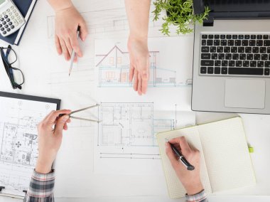 Mimarlar plan, gayrimenkul projesi üzerinde çalışıyor. Mimar işyeri. İnşaat konsepti. Mühendislik araçları.