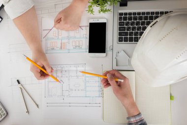 Mimarlar plan, gayrimenkul projesi üzerinde çalışıyor. Mimar işyeri. İnşaat konsepti. Mühendislik araçları.