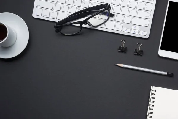 Ofis resepsiyon masası malzemeleri ile. Düz yatıyordu iş işyeri ve nesneleri. Üstten Görünüm. Metin için yer kopyalayın