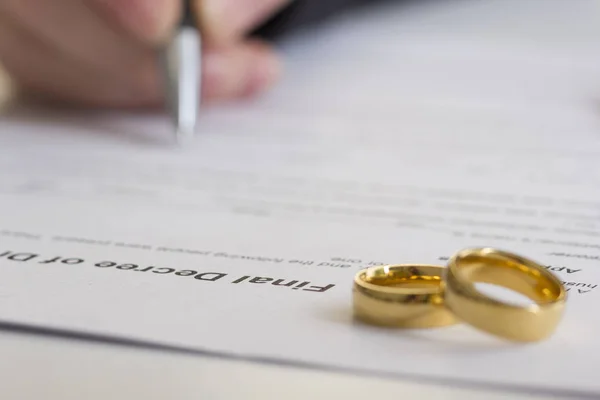 Manos de esposa, marido firmando decreto de divorcio, disolución, cancelación de matrimonio, documentos de separación legal, presentación de documentos de divorcio o acuerdo prematrimonial preparado por el abogado. Anillo de boda — Foto de Stock