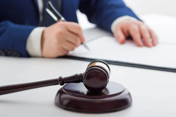 Hukuk, tavsiye ve yasal hizmetler kavramı. Avukat ve takım toplantısı hukuk firmasında avukat. — Stok fotoğraf