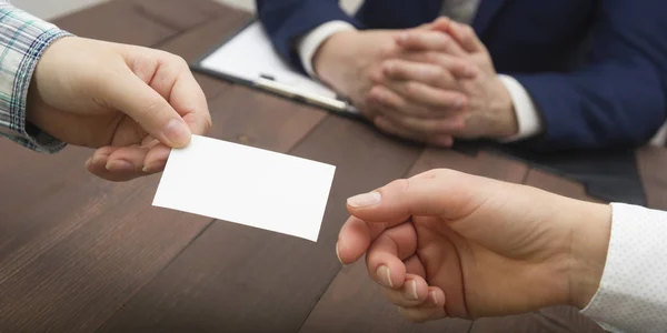 Führungskräfte tauschen Visitenkarten leer. Kopierraum — Stockfoto