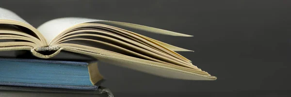 Libro abierto, libros de tapa dura sobre mesa de madera. De vuelta a la escuela. Copiar espacio —  Fotos de Stock