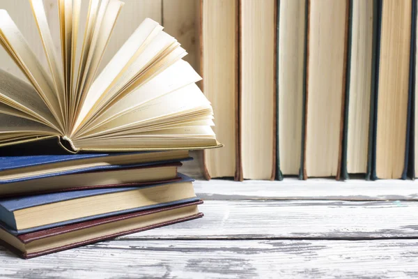 Livro aberto, livros de capa dura sobre mesa de madeira. De volta à escola. Espaço de cópia — Fotografia de Stock