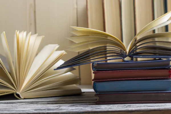 Libro aperto, libri rigidi su tavolo di legno. Torniamo a scuola. Copia spazio — Foto Stock