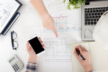 Mimarlar plan, gayrimenkul projesi üzerinde çalışıyor. Mimar işyeri. İnşaat konsepti. Mühendislik araçları.