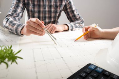 Mimarlar plan, gayrimenkul projesi üzerinde çalışıyor. Mimar işyeri. İnşaat konsepti. Mühendislik araçları.