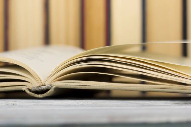 Açık kitap, ahşap masadaki ciltli kitaplar. Okula dönelim. Boşluğu kopyala