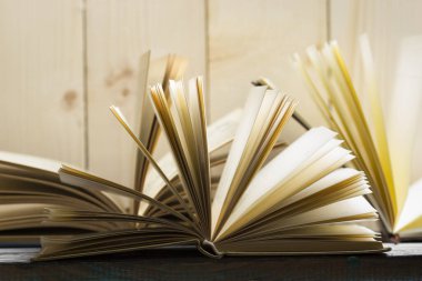 Açık kitap, ahşap masadaki ciltli kitaplar. Okula dönelim. Boşluğu kopyala