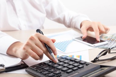 Hesaplamalar yapan kadın muhasebeciye ya da bankacıya yaklaş. Tasarruf, finans ve ekonomi kavramı
