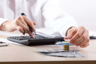 Para, finans, iş büyüme kavramı, tasarruf, yakın çekim kadın el altın sikke istifleme