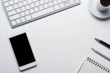 Ofis resepsiyon masası malzemeleri ile. Düz yatıyordu iş işyeri ve nesneleri. Üstten Görünüm. Metin için yer kopyalayın