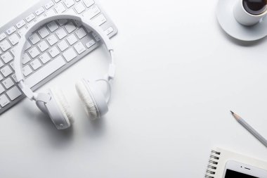 Ofis resepsiyon masası malzemeleri ile. Düz yatıyordu iş işyeri ve nesneleri. Üstten Görünüm. Metin için yer kopyalayın