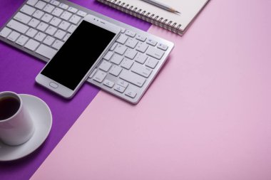 Ofis resepsiyon masası malzemeleri ile. Düz yatıyordu iş işyeri ve nesneleri. Üstten Görünüm. Metin için yer kopyalayın
