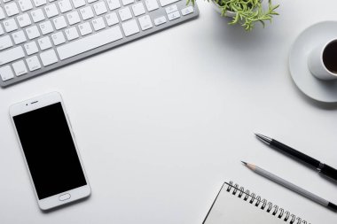Ofis resepsiyon masası malzemeleri ile. Düz yatıyordu iş işyeri ve nesneleri. Üstten Görünüm. Metin için yer kopyalayın