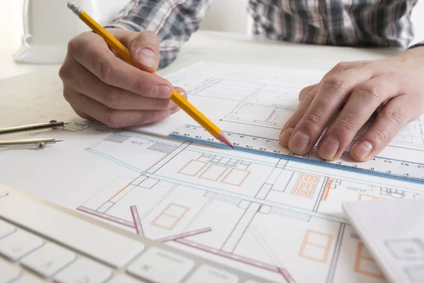 청사진, 부동산 프로젝트에 종사하는 건축가. 건축가 작업장. 건설 개념입니다. 엔지니어링 도구. — 스톡 사진