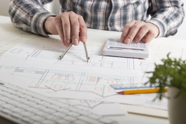 Mimarlar Blueprint, gayrimenkul projesi üzerinde çalışıyor. Mimar işyeri - mimari proje, planları, cetvel, hesap makinesi, laptop ve bölücü pusula. İnşaat kavramı. Mühendislik araçları. — Stok fotoğraf