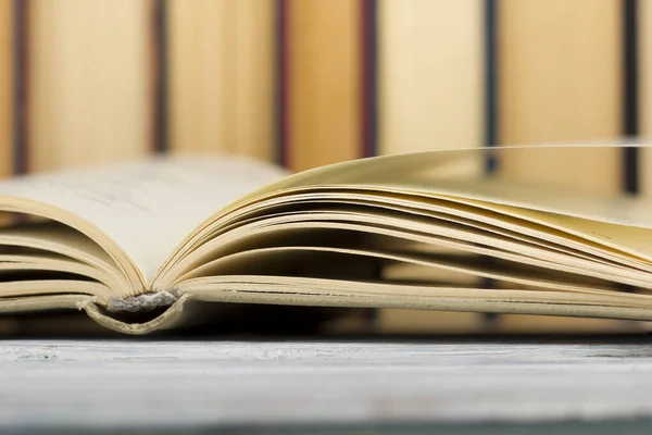 Aufgeschlagenes Buch, gebundene Bücher auf Holztisch. Zurück zur Schule. Kopierraum — Stockfoto