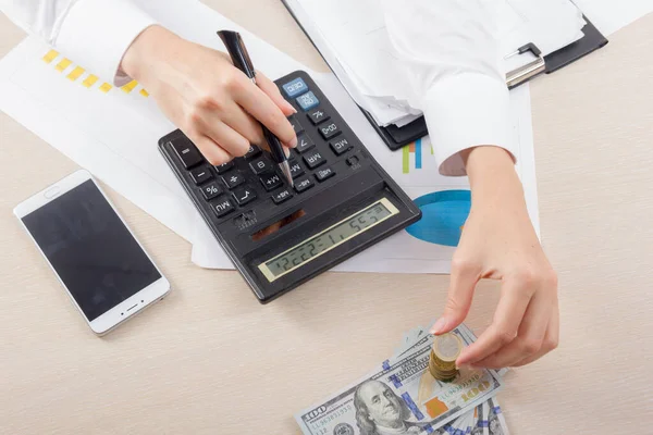 Geld, financiële, zakelijke groei concept, besparingen, close up van vrouwelijke hand stapelen van gouden munten — Stockfoto