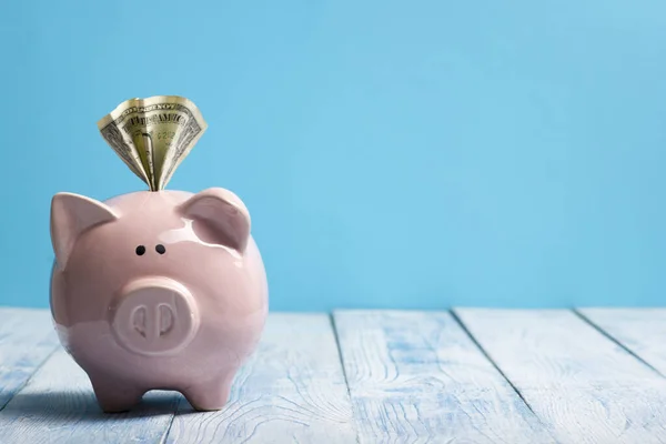 Piggy Bank en gouden munt. Spaar-en financierings concept — Stockfoto