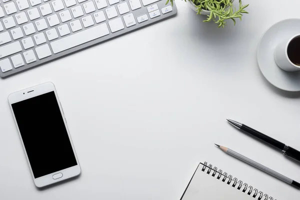 Mesa de escritorio de oficina con suministros. Piso yacía Negocios lugar de trabajo y objetos. Vista superior. Copiar espacio para texto — Foto de Stock