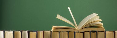 Açık kitap, ahşap masadaki ciltli kitaplar. Okula dönelim. Boşluğu kopyala