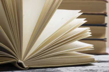 Açık kitap, ahşap masadaki ciltli kitaplar. Okula dönelim. Boşluğu kopyala