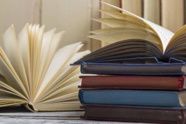 Açık kitap, ahşap masadaki ciltli kitaplar. Okula dönelim. Boşluğu kopyala