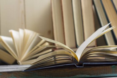 Açık kitap, ahşap masadaki ciltli kitaplar. Okula dönelim. Boşluğu kopyala