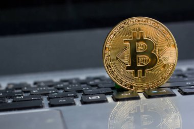 Altın bitcoin sikke klavye üzerinde. Yeni sanal para. Cryptocurrency. İş ve ticaret kavramı.