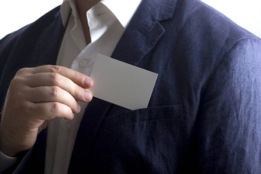 Beyaz arka plan üzerinde beyaz kartvizit tutan el