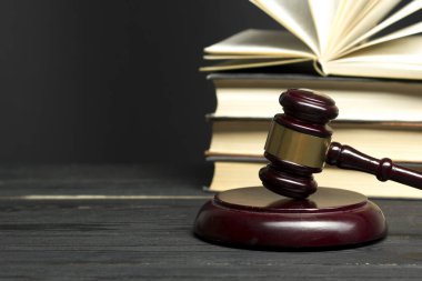 Hukuk konsepti - Beyaz arka planda izole edilmiş bir mahkeme salonunda ya da emniyet teşkilatında ahşap yargıç tokmağı olan bir hukuk kitabı. Metin için alanı kopyala.