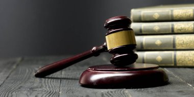 Hukuk konsepti - Beyaz arka planda izole edilmiş bir mahkeme salonunda ya da emniyet teşkilatında ahşap yargıç tokmağı olan bir hukuk kitabı. Metin için alanı kopyala.