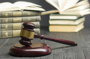 Hukuk konsepti - Beyaz arka planda izole edilmiş bir mahkeme salonunda ya da emniyet teşkilatında ahşap yargıç tokmağı olan bir hukuk kitabı. Metin için alanı kopyala.
