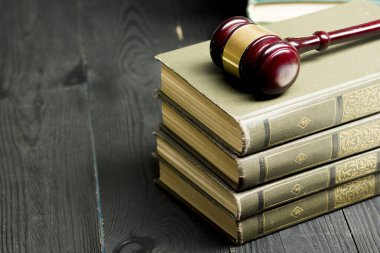Hukuk konsepti - Beyaz arka planda izole edilmiş bir mahkeme salonunda ya da emniyet teşkilatında ahşap yargıç tokmağı olan bir hukuk kitabı. Metin için alanı kopyala.