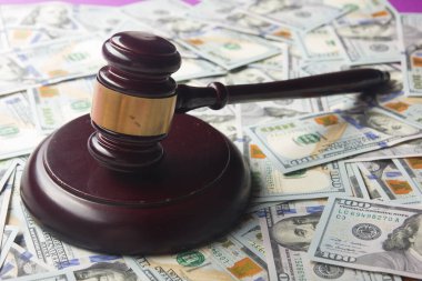 Hakimler veya Auctioneer tokmak Doları nakit arka plan, üstten görünüm, yakın çekim üzerinde. Yolsuzluk, rüşvet, sahtekarlık, suç, iflas, Kefalet teklif, açık artırma için kavram cezalar