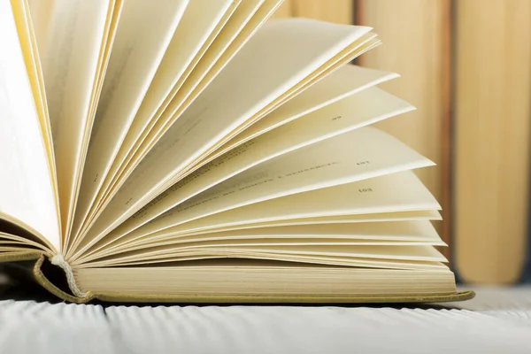 Livro aberto, livros de capa dura sobre mesa de madeira. De volta à escola. Espaço de cópia — Fotografia de Stock