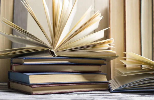 Libro abierto, libros de tapa dura sobre mesa de madera. De vuelta a la escuela. Copiar espacio —  Fotos de Stock