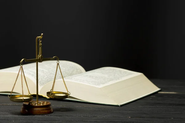 Conceito de lei - Livro de lei aberto com um martelo juízes de madeira na mesa em um tribunal ou escritório de aplicação da lei isolado em fundo branco. Espaço de cópia para texto. — Fotografia de Stock