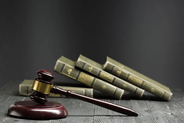 Law concept - Open wet boek met een houten rechters hamer op tafel in een rechtszaal of rechtshandhavingskantoor geïsoleerd op witte achtergrond. Kopieer ruimte voor tekst. — Stockfoto