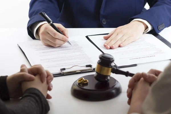 Conceito de divórcio. Mãos de esposa, marido assinando decreto de divórcio, cancelando o casamento, documentos de separação judicial . — Fotografia de Stock